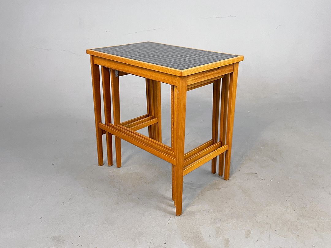 Foto Set of Three Mosaic Nesting Tables AB Tidaholms Möbelfabrik h50-55&#215;40-55&#215;30-35