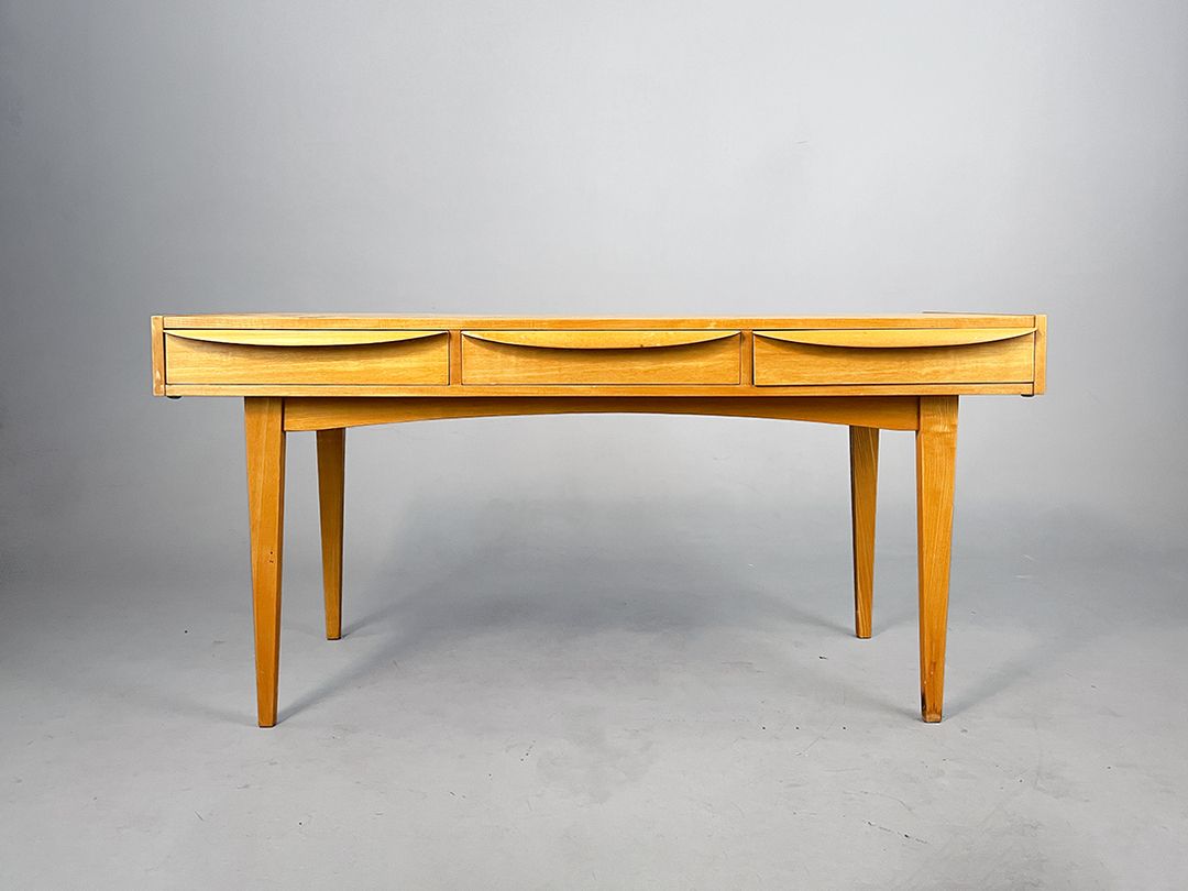Foto Hellerau Desk 602 on Conical Square Legs h76
