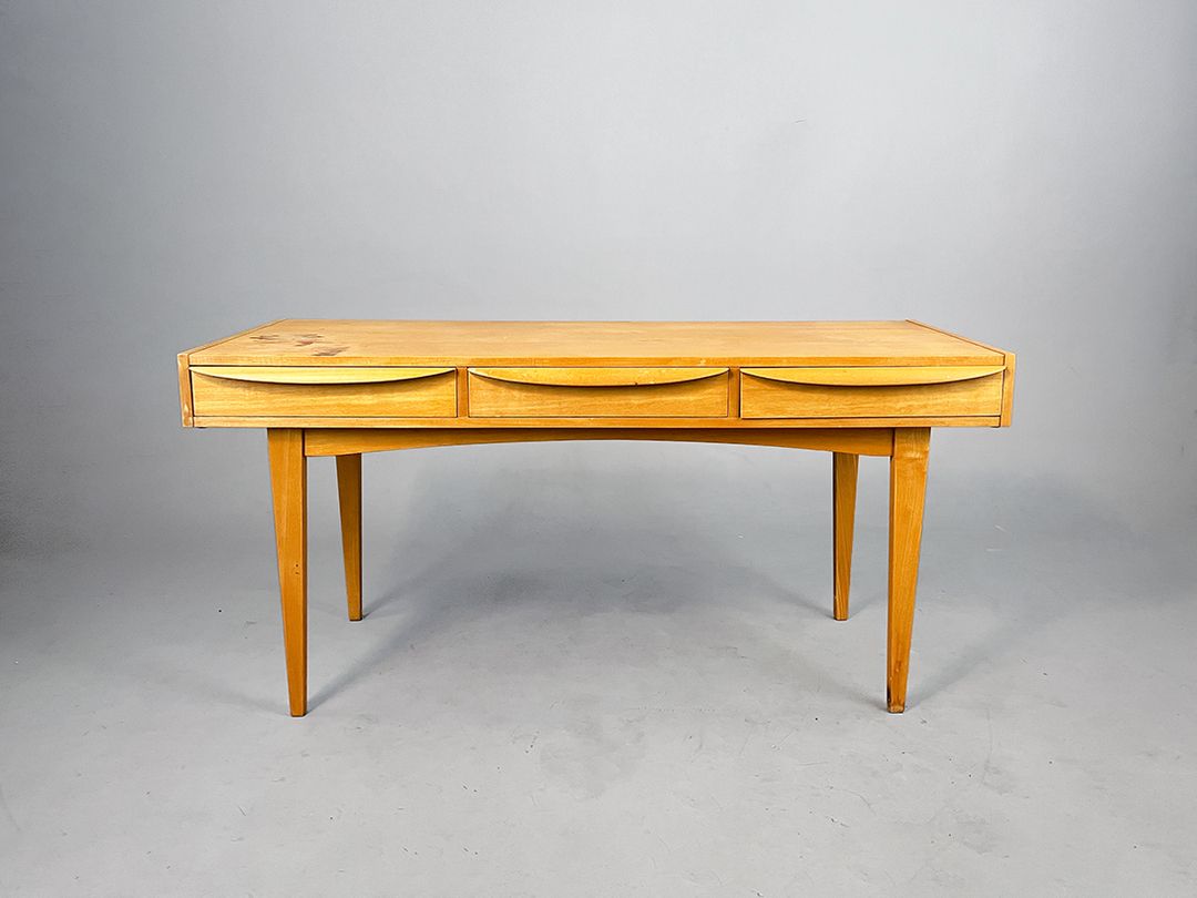 Foto Hellerau Desk 602 on Conical Square Legs h76