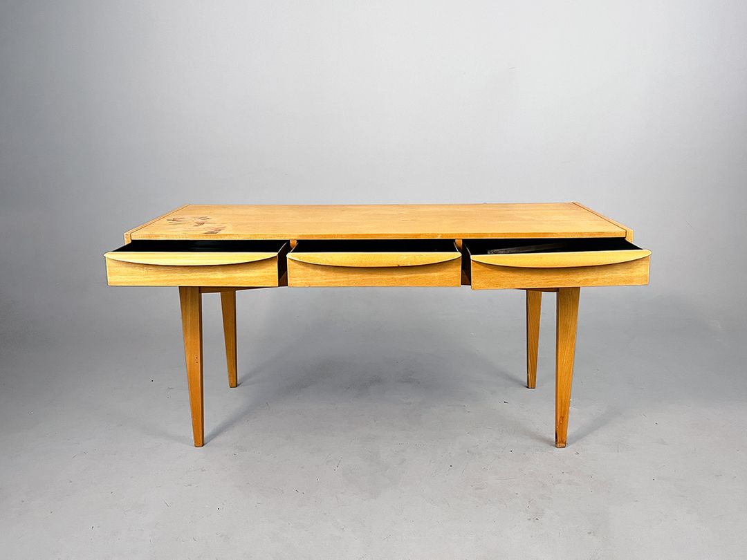 Foto Hellerau Desk 602 on Conical Square Legs h76