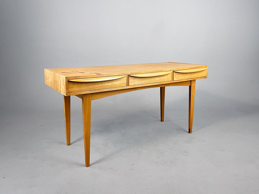 Foto Hellerau Desk 602 on Conical Square Legs h76