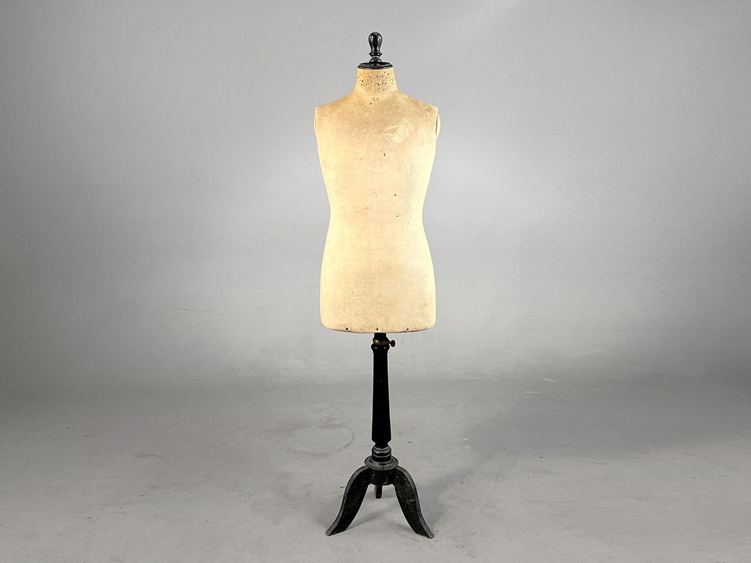 Foto Female Tailor Dummy on Black wooden Base Berlin 1915 h160