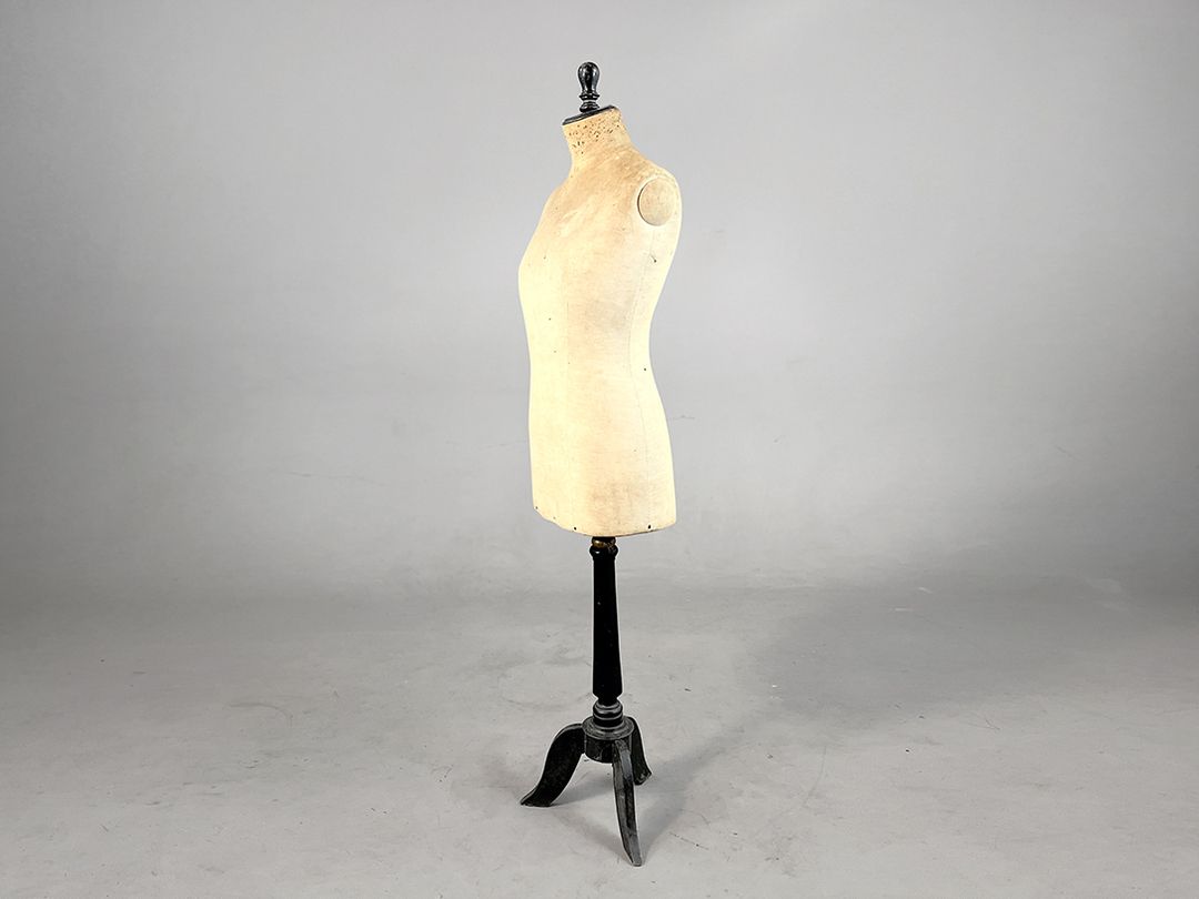 Foto Female Tailor Dummy on Black wooden Base Berlin 1915 h160
