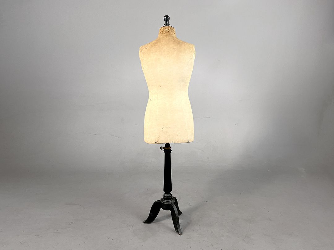 Foto Female Tailor Dummy on Black wooden Base Berlin 1915 h160