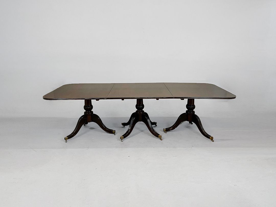 Foto English Regency Style Dining Table with Glass Top h74x115x274