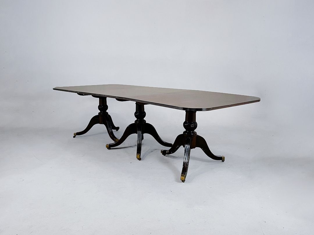 Foto English Regency Style Dining Table with Glass Top h74x115x274