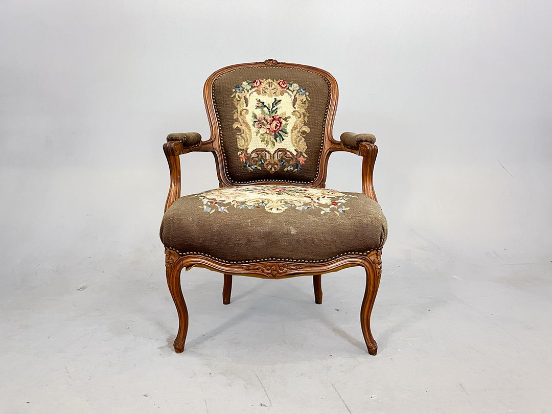 Foto Imposing Armchair Rococo with Floral Upholstery Lighter Brown Armrest h87