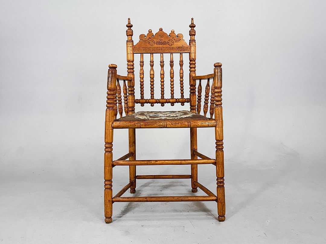 Foto Antique Armchair 1836 with Embroidered Seat h110