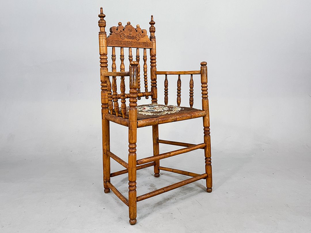 Foto Antique Armchair 1836 with Embroidered Seat h110