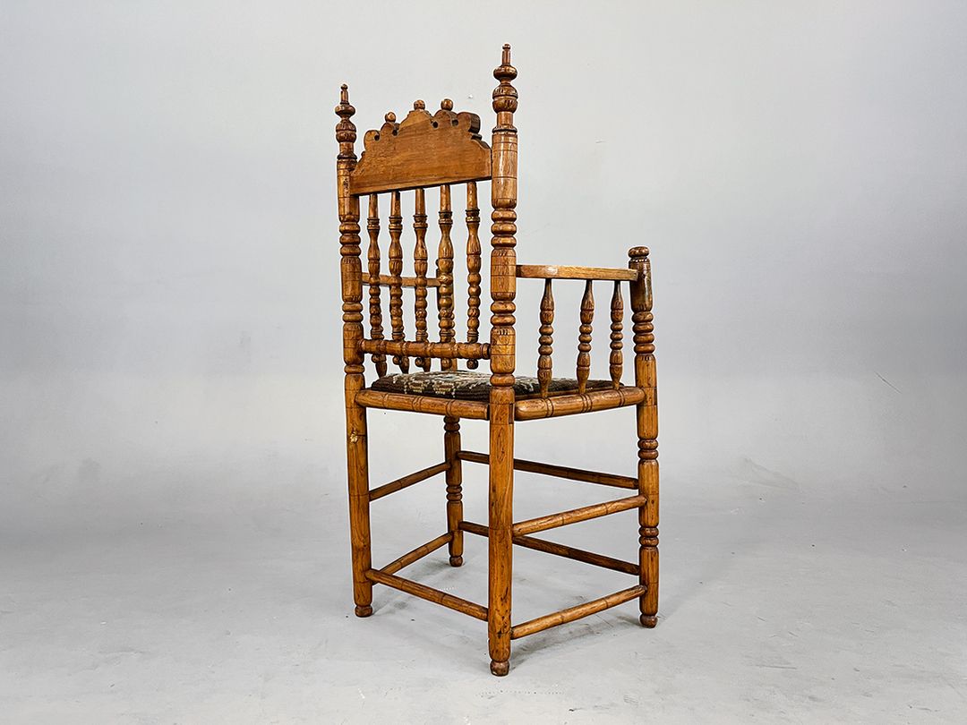 Foto Antique Armchair 1836 with Embroidered Seat h110