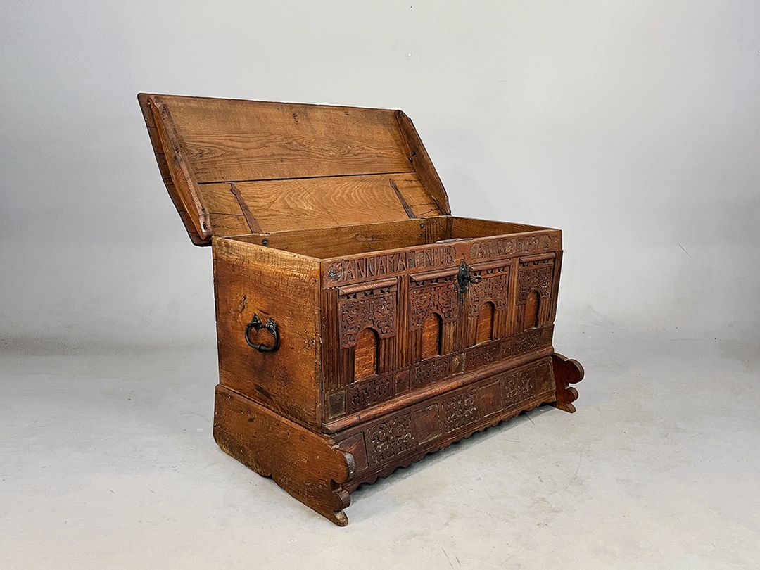 Foto Antique Chest with Arcade Front 1762 h76