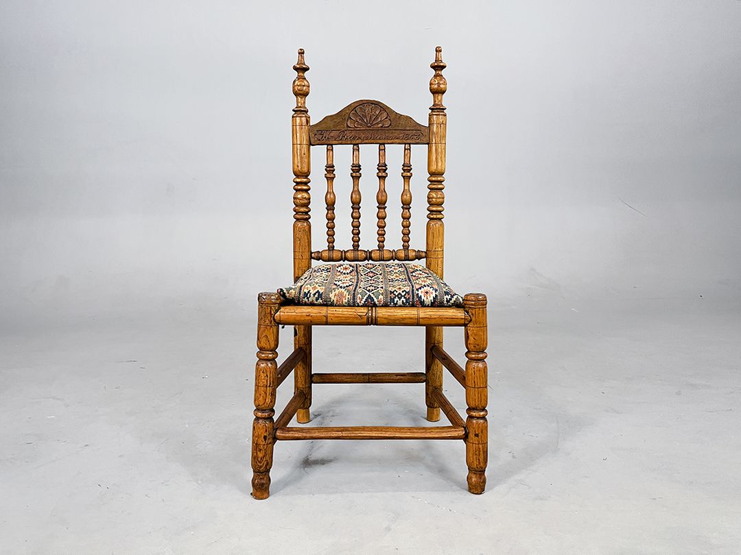 Foto Rustic Historicism Children&#8217;s Chair with Colorful Seat Cushion h93