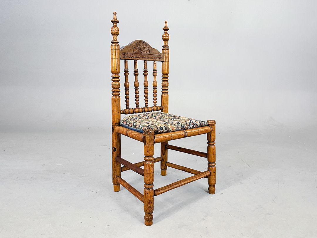 Foto Rustic Historicism Children&#8217;s Chair with Colorful Seat Cushion h93