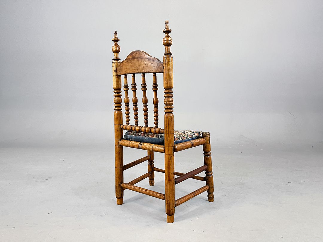 Foto Rustic Historicism Children&#8217;s Chair with Colorful Seat Cushion h93