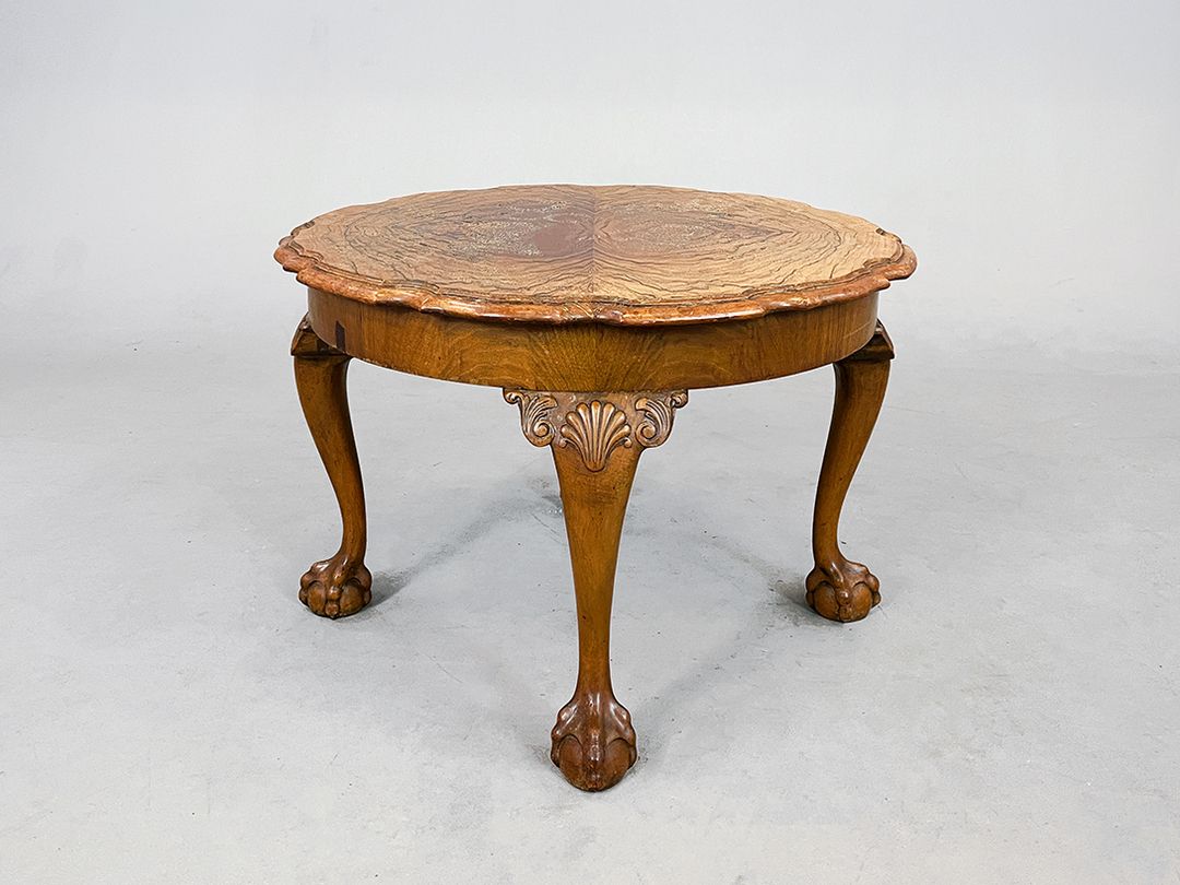 Foto Wooden Coffee Table with Claw and Ball Feet 1890 h41