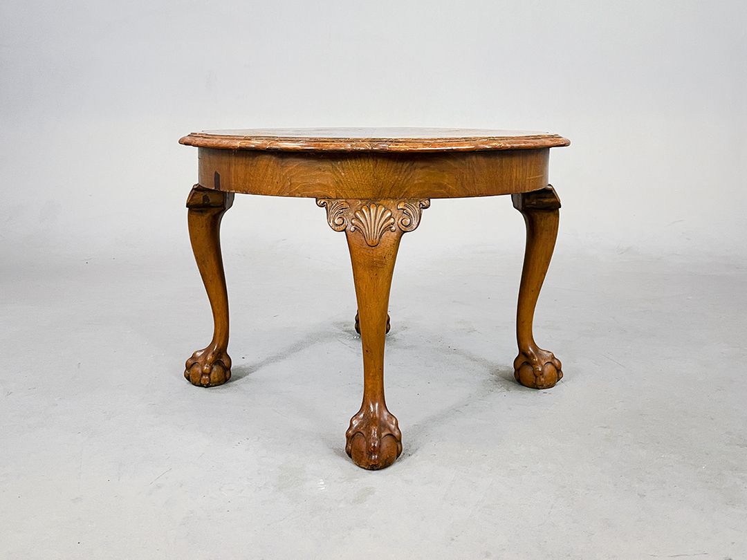Foto Wooden Coffee Table with Claw and Ball Feet 1890 h41