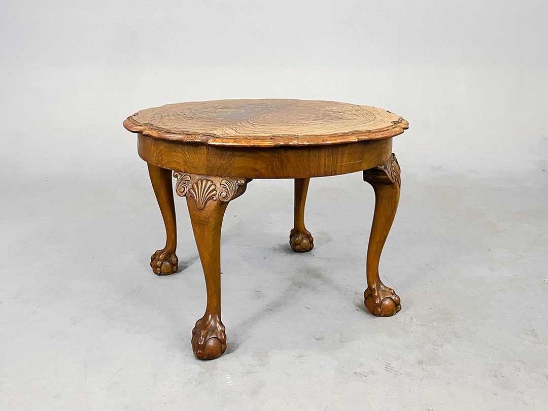 Foto Wooden Coffee Table with Claw and Ball Feet 1890 h41