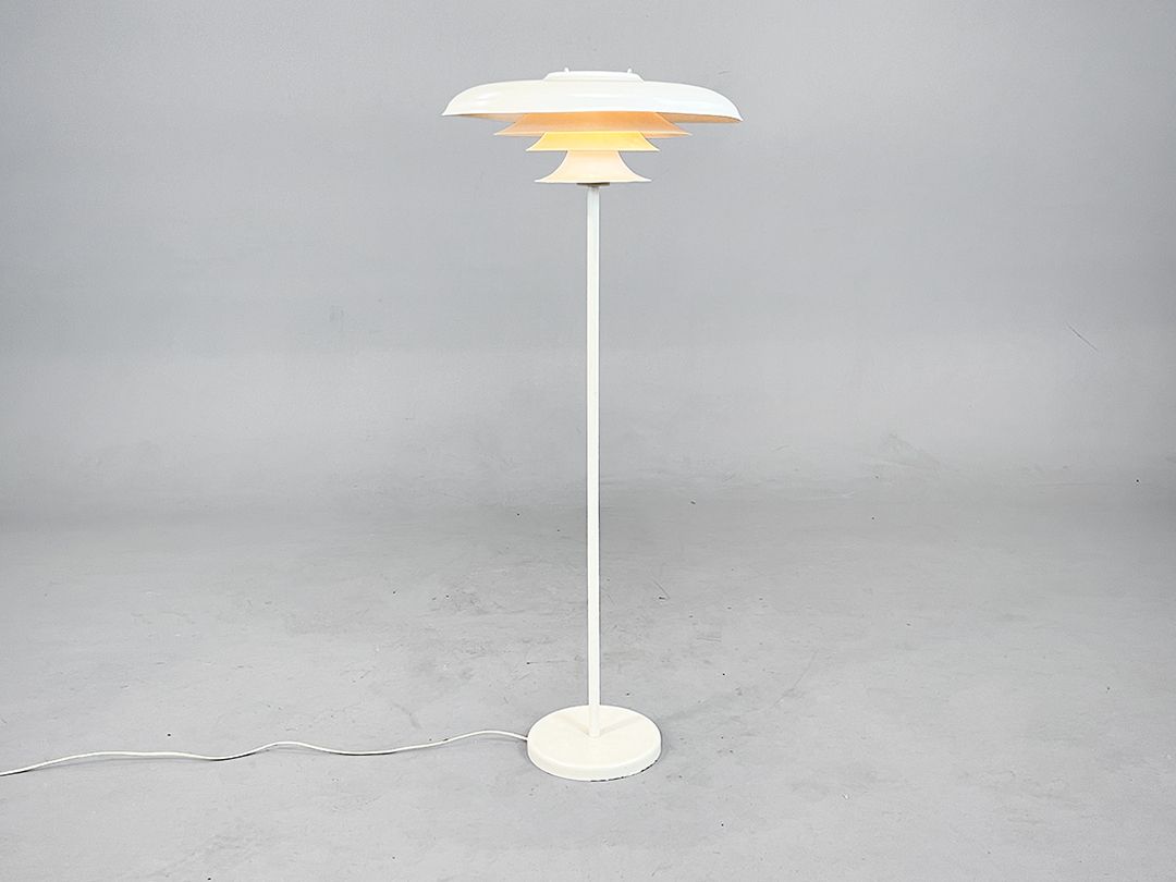 Foto Creamy White Metal Floor Lamp in the Style of Louis Poulsen h117 B2