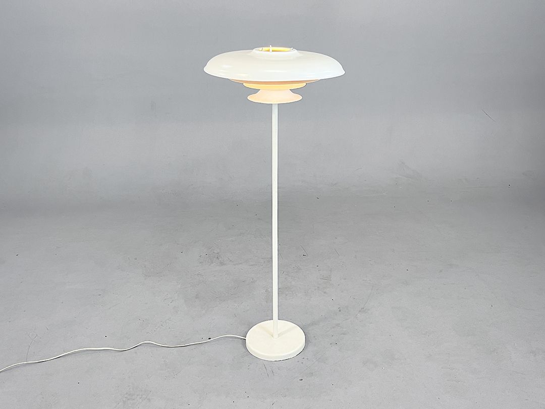 Foto Creamy White Metal Floor Lamp in the Style of Louis Poulsen h117 B2
