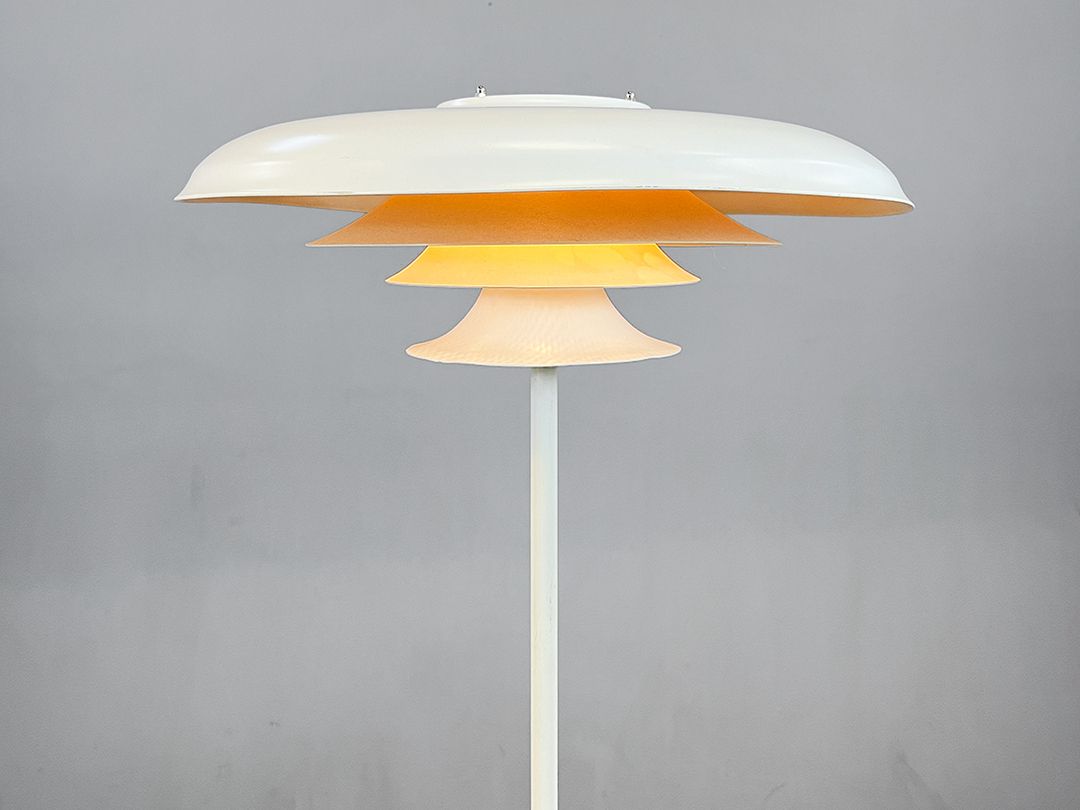 Foto Creamy White Metal Floor Lamp in the Style of Louis Poulsen h117 B2