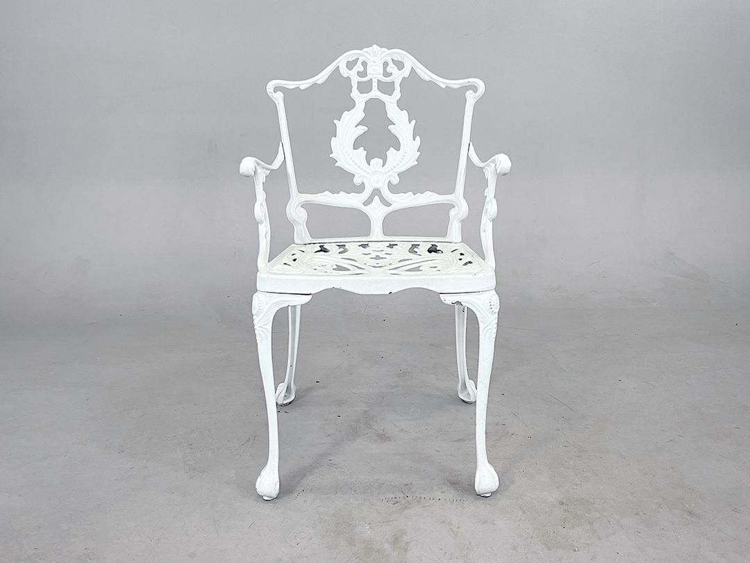 Foto Elaborately Decorated White Garden Chair h83