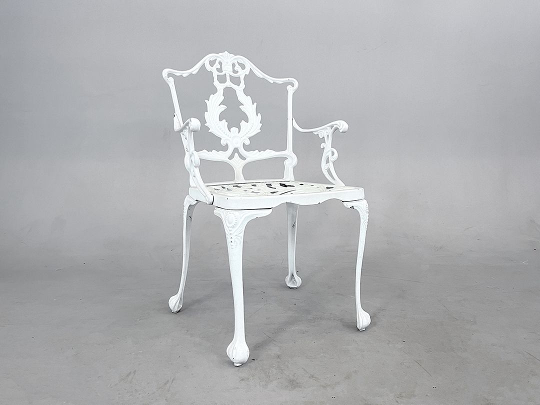 Foto Elaborately Decorated White Garden Chair h83
