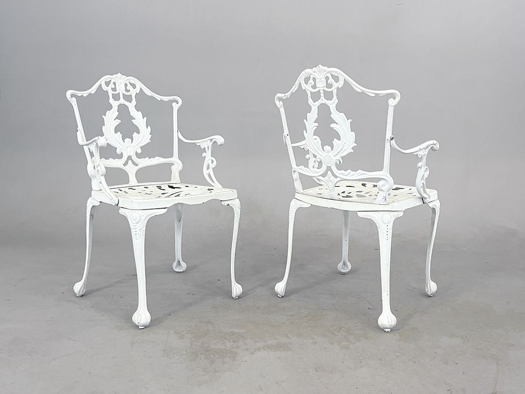 Foto Elaborately Decorated White Garden Chair h83