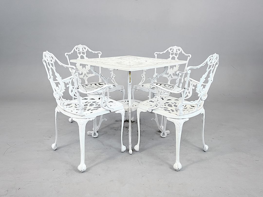 Foto Elaborately Decorated White Garden Chair h83