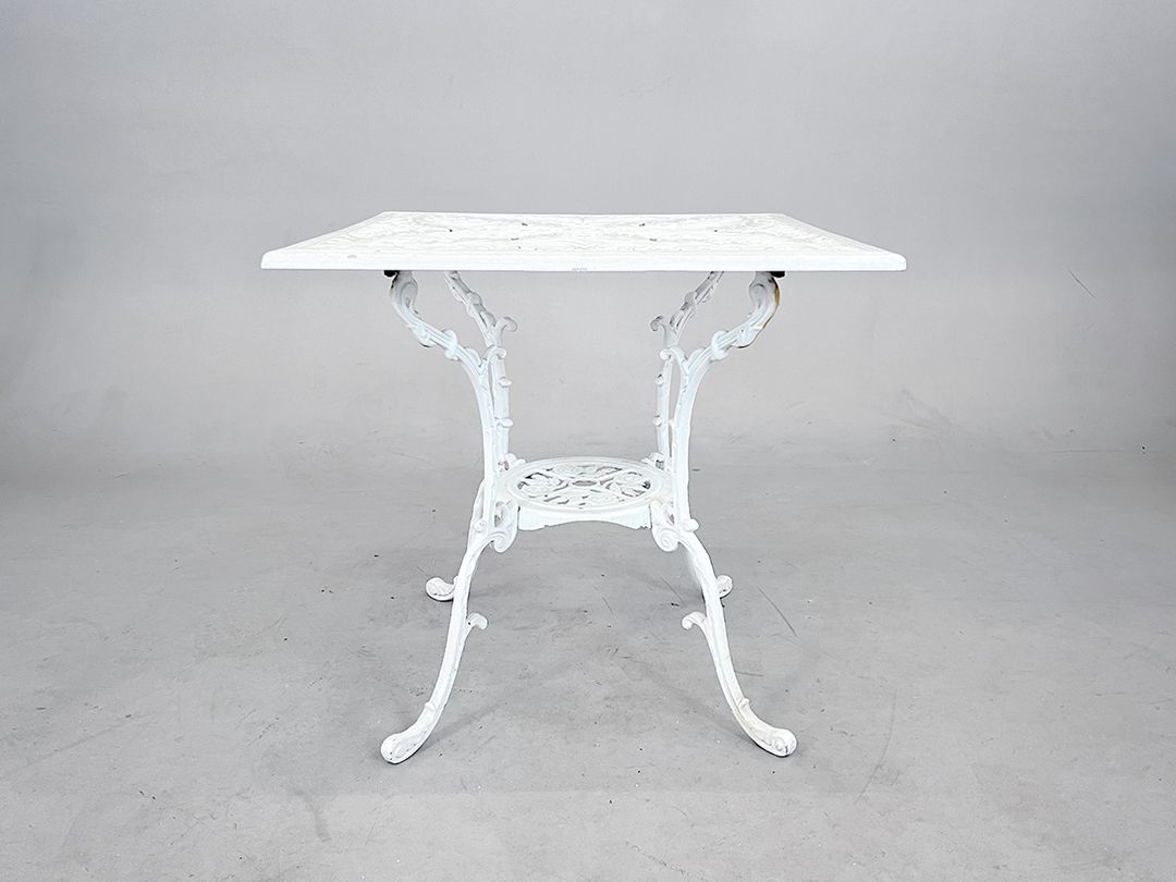Foto Romantic White Square Garden Table h70