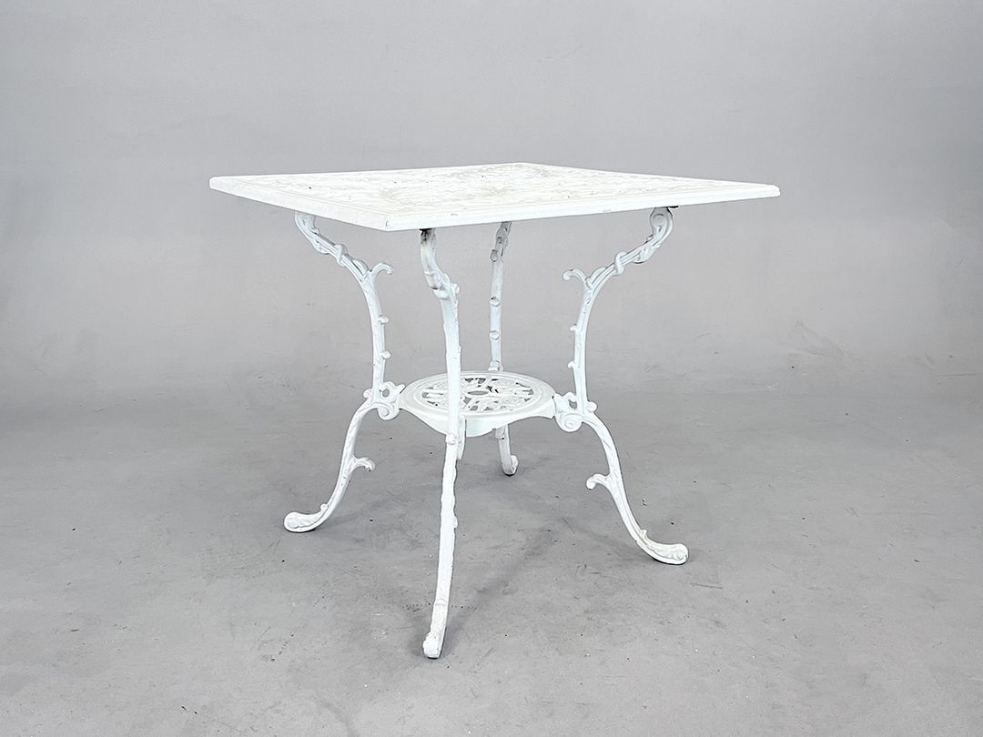 Foto Romantic White Square Garden Table h70