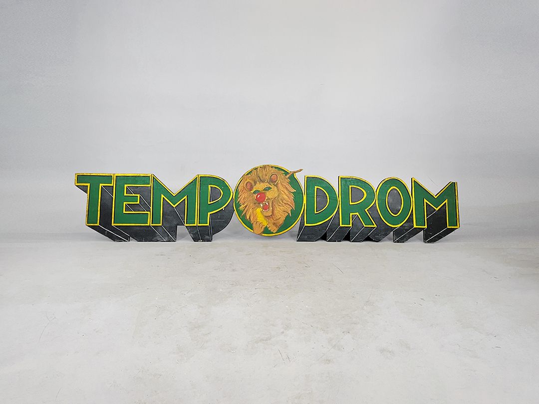 Foto Wide Three-Dimensional Tempodrom Nameplate with Lion w300