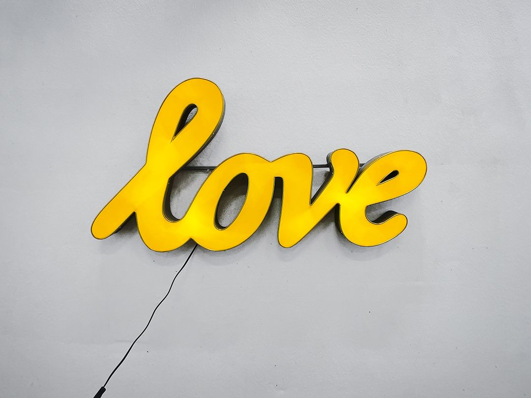 Foto Large Yellow Love Neon Sign w120