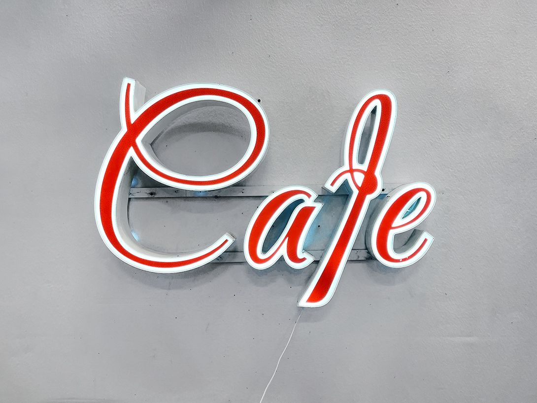 Foto Illuminated Cafe Neon Sign Red and White w100
