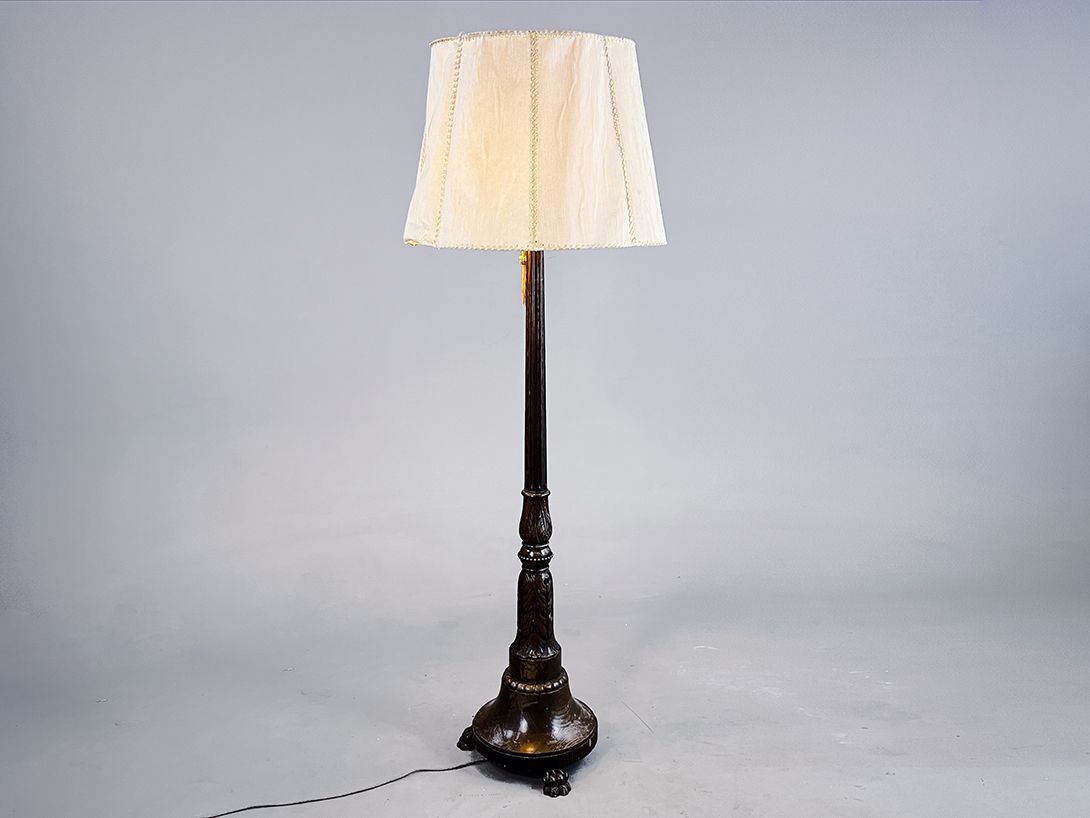 Foto Large Floor Lamp with Rough Textile Shade and Carved Foot h188 G2