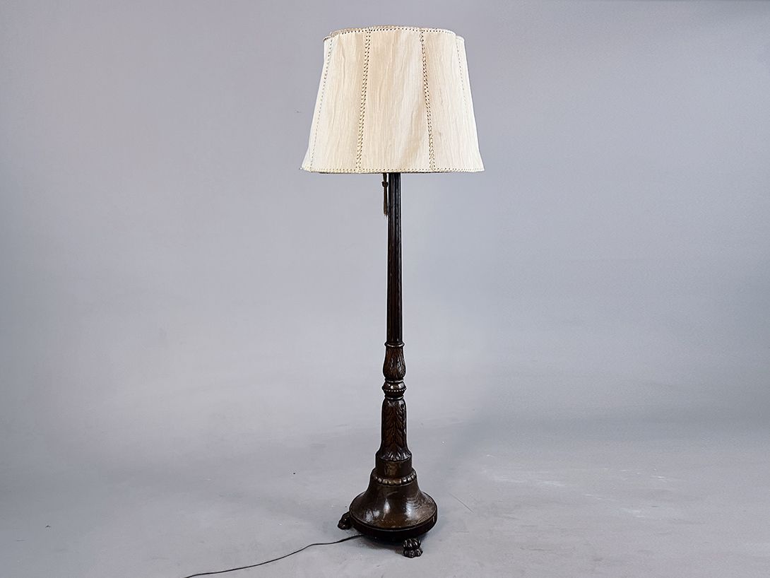Foto Large Floor Lamp with Rough Textile Shade and Carved Foot h188 G2