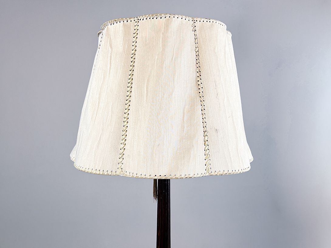 Foto Large Floor Lamp with Rough Textile Shade and Carved Foot h188 G2