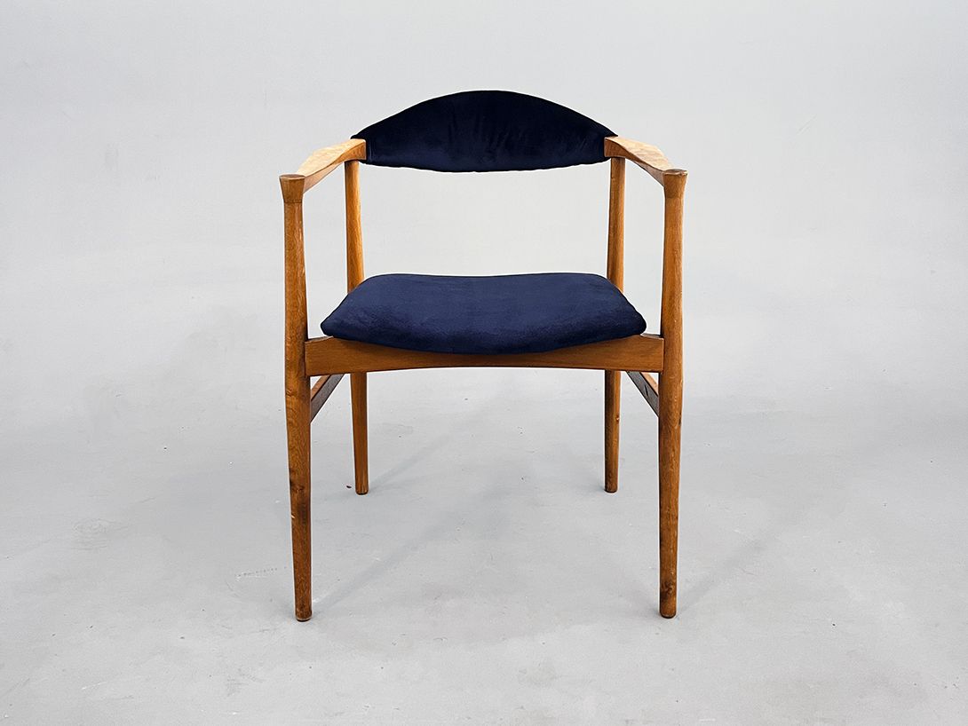 Foto Elegant Wooden Dining Armchair with Indigo Velvet Seat in the Style of Hans J. Wegner