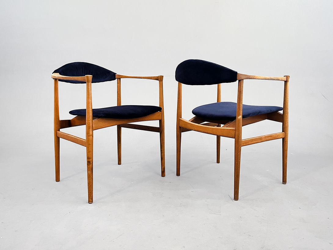 Foto Elegant Wooden Dining Armchair with Indigo Velvet Seat in the Style of Hans J. Wegner