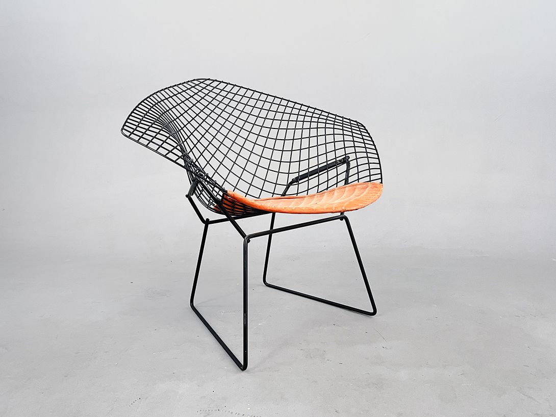 Foto Black Wire Bertoia Diamond Chair with Orange Seat
