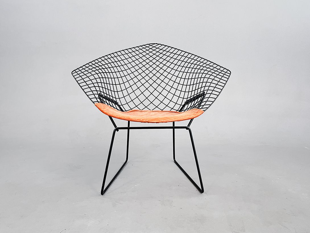 Foto Black Wire Bertoia Diamond Chair with Orange Seat