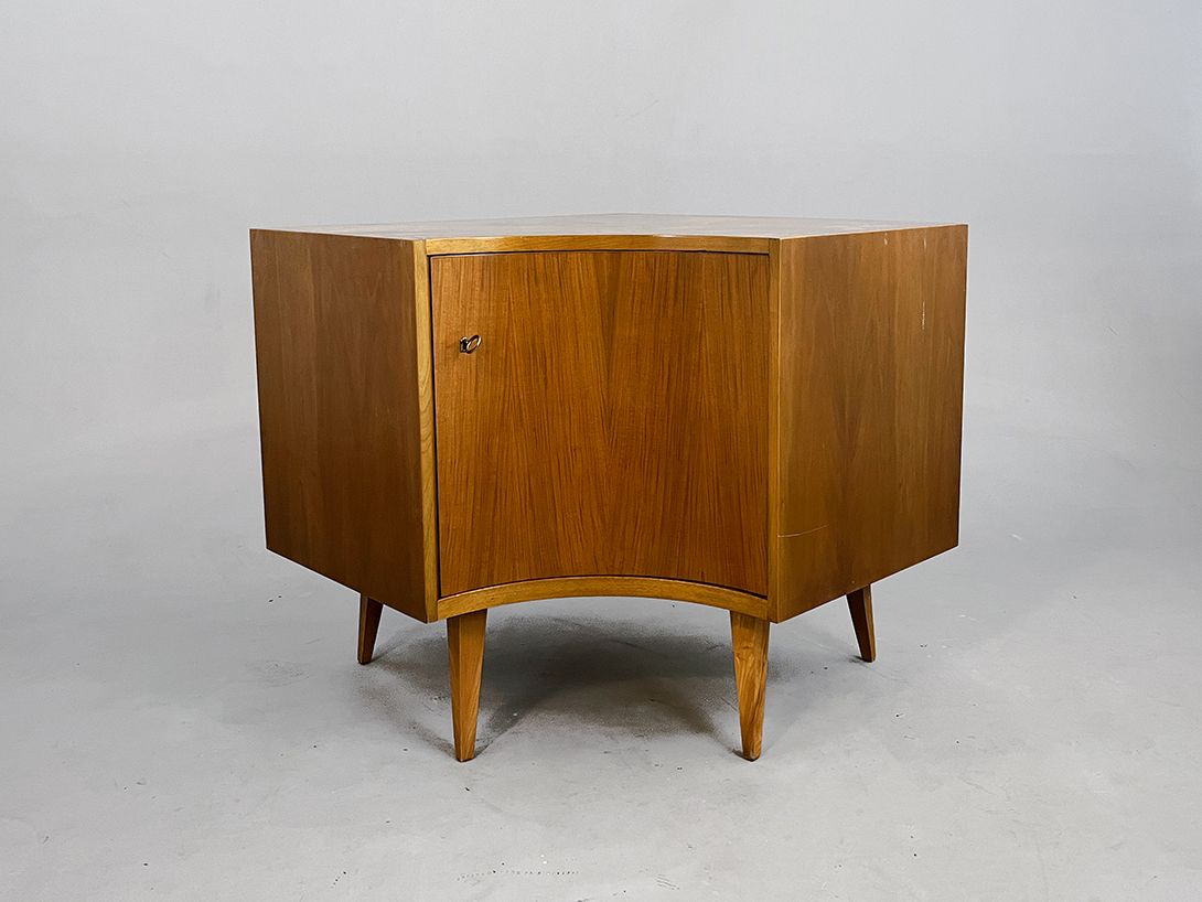 Foto 1950s Midcentury Scandinavian Corner Board with Arched Door