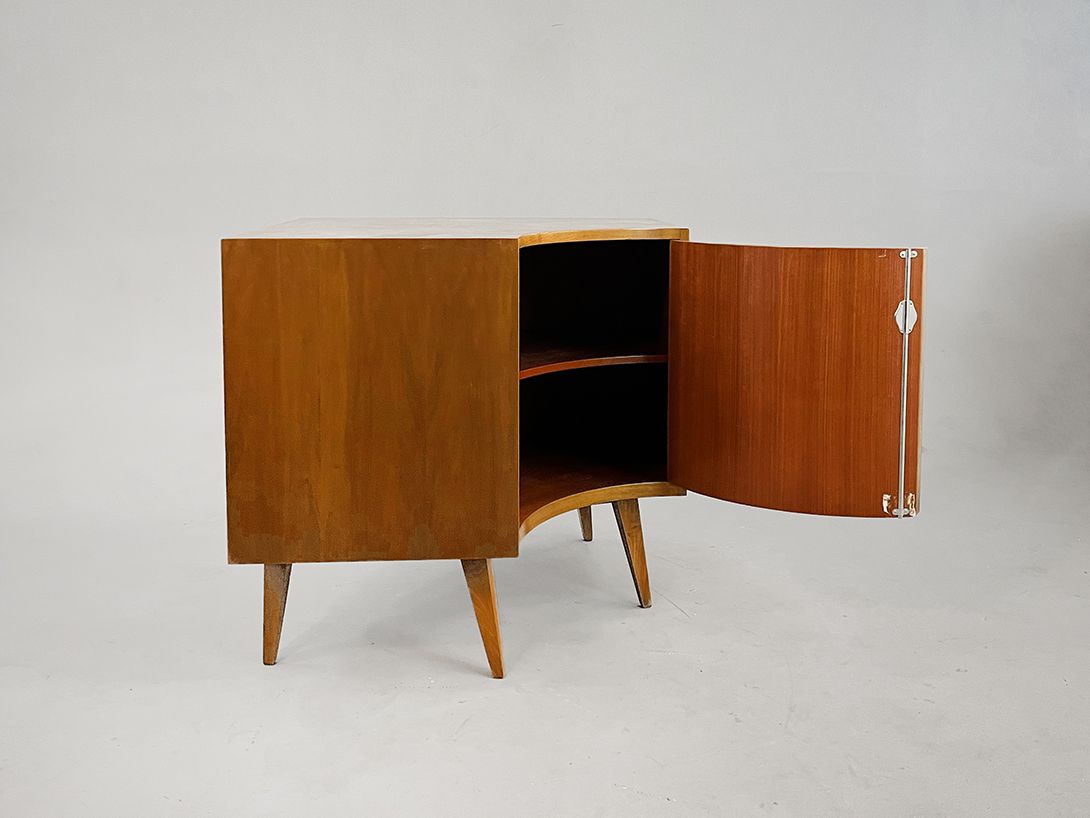 Foto 1950s Midcentury Scandinavian Corner Board with Arched Door