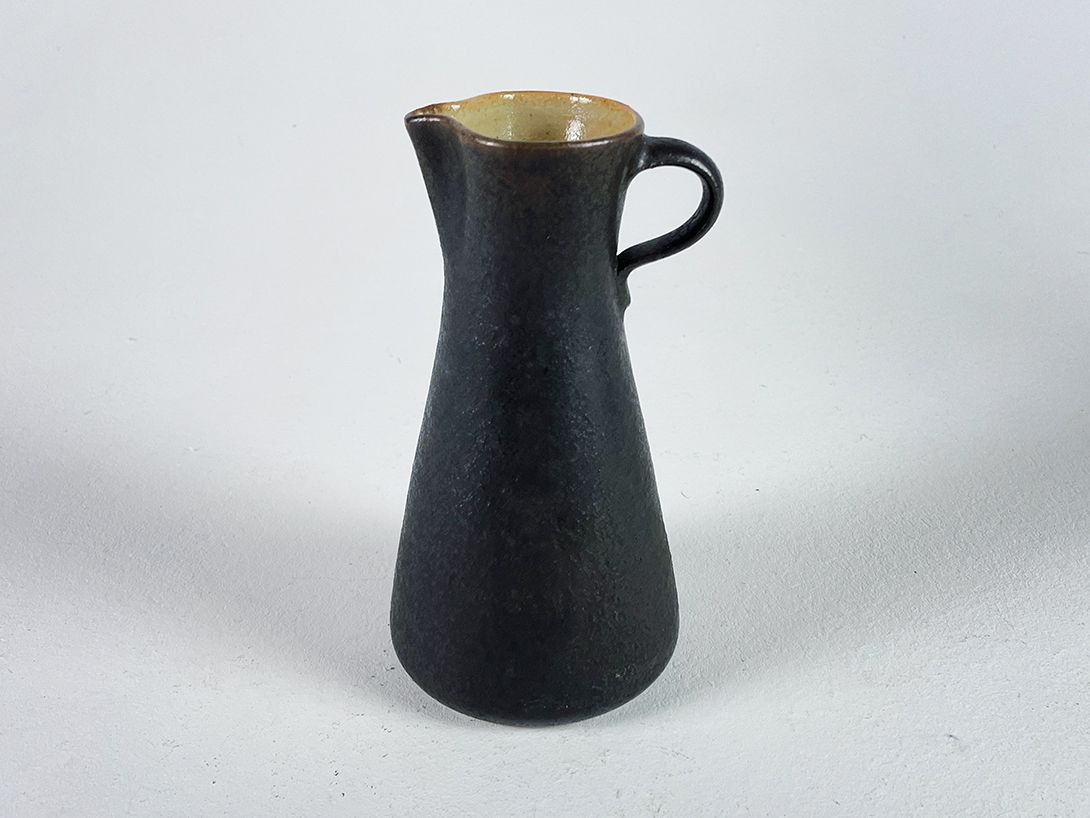 Foto Dark Brown Ceramic Jug with a Lighter Inner Glaze h15,5