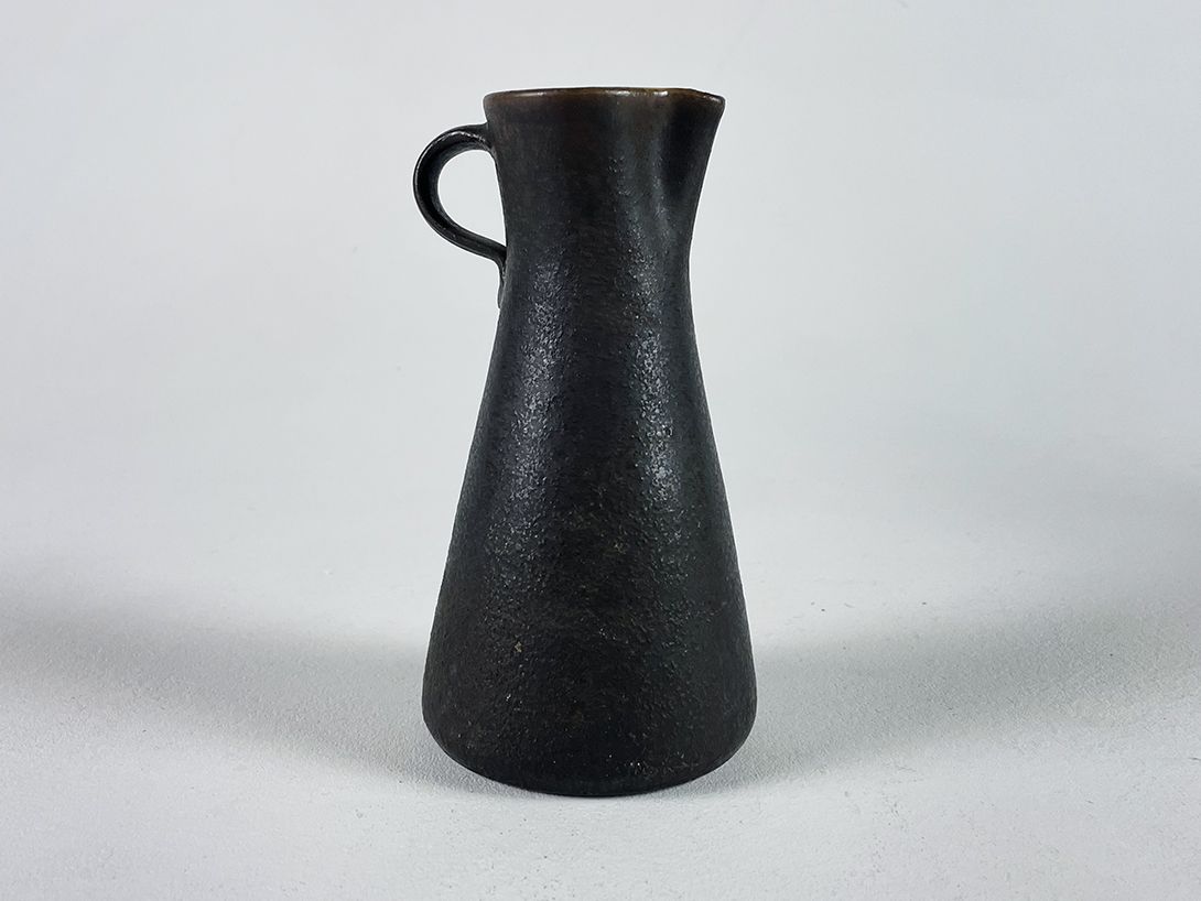 Foto Dark Brown Ceramic Jug with a Lighter Inner Glaze h15,5