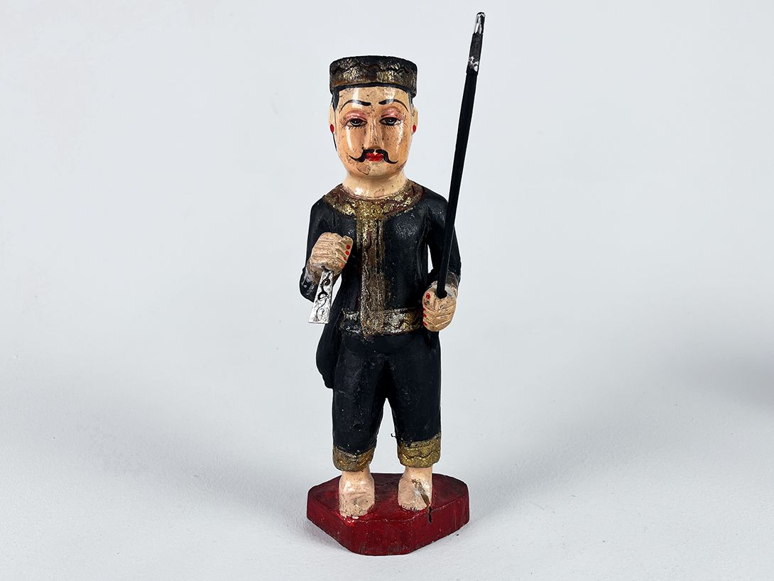 Foto Wooden Figure of an Asian Man on a Base h28