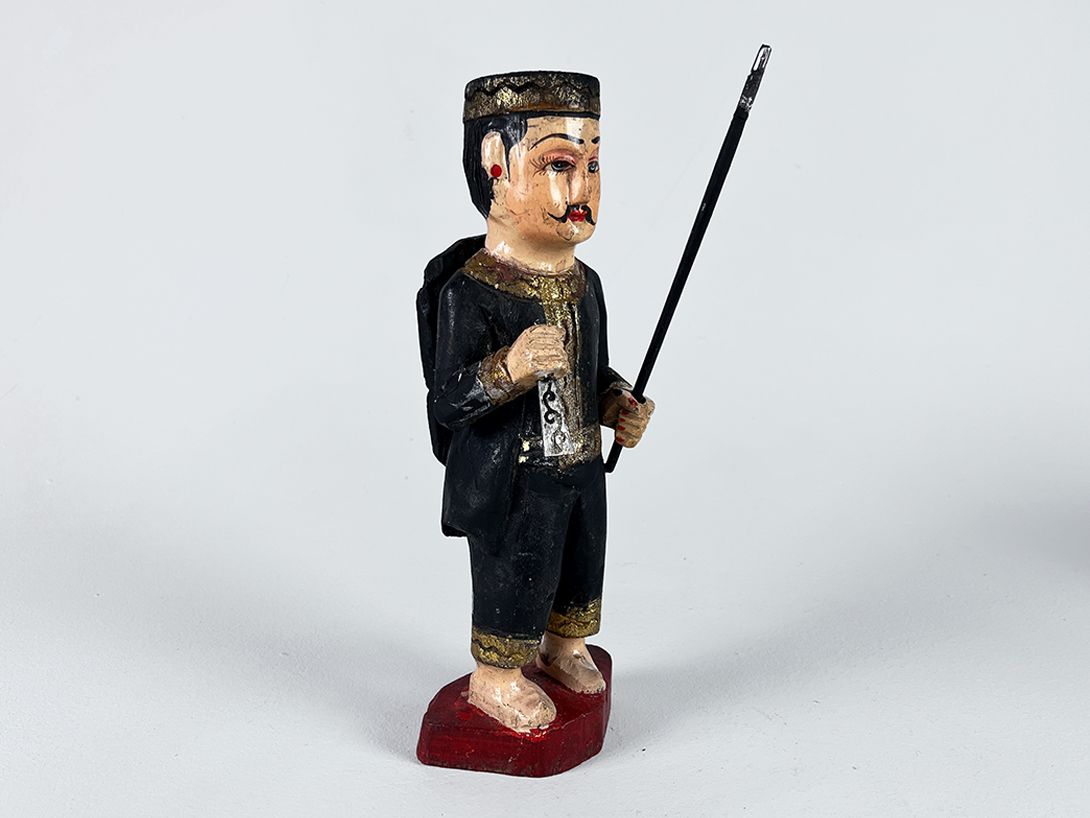 Foto Wooden Figure of an Asian Man on a Base h28