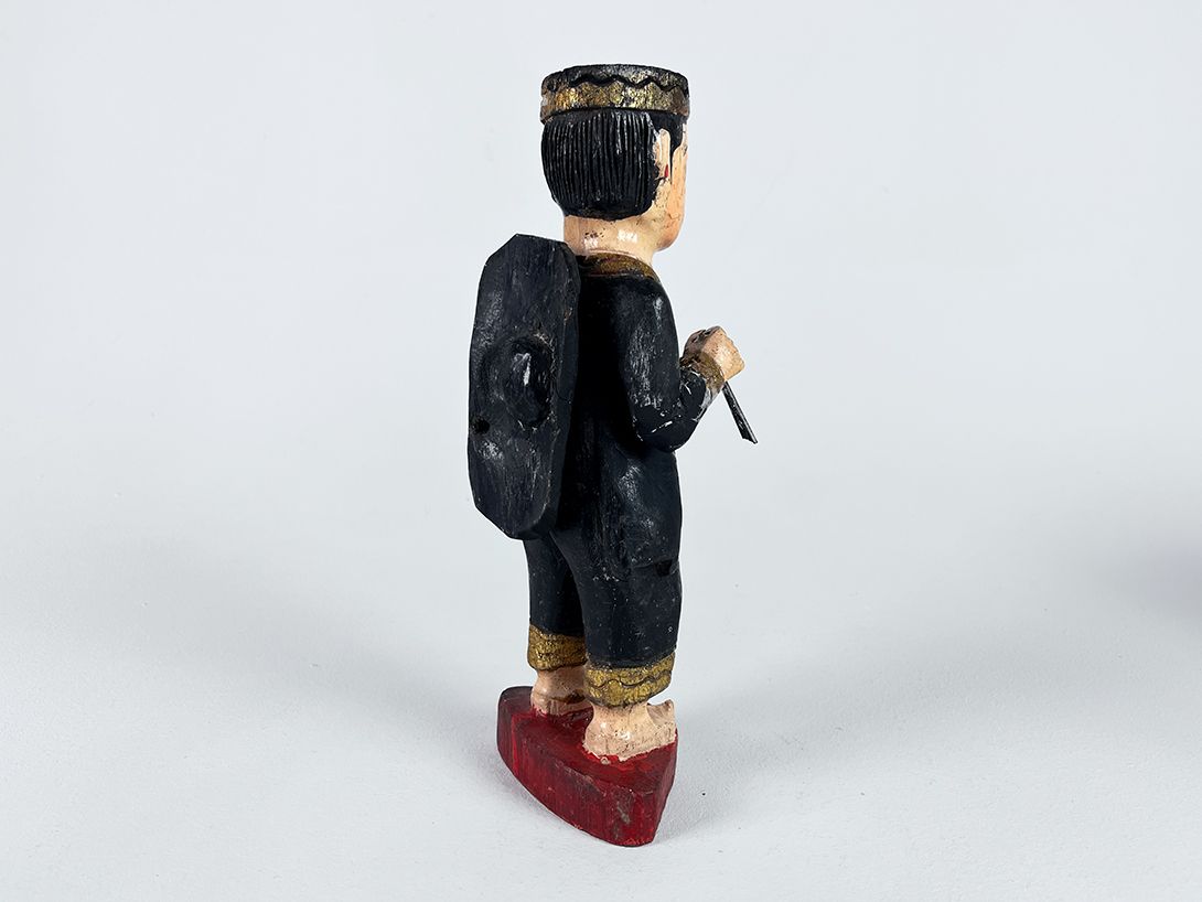 Foto Wooden Figure of an Asian Man on a Base h28