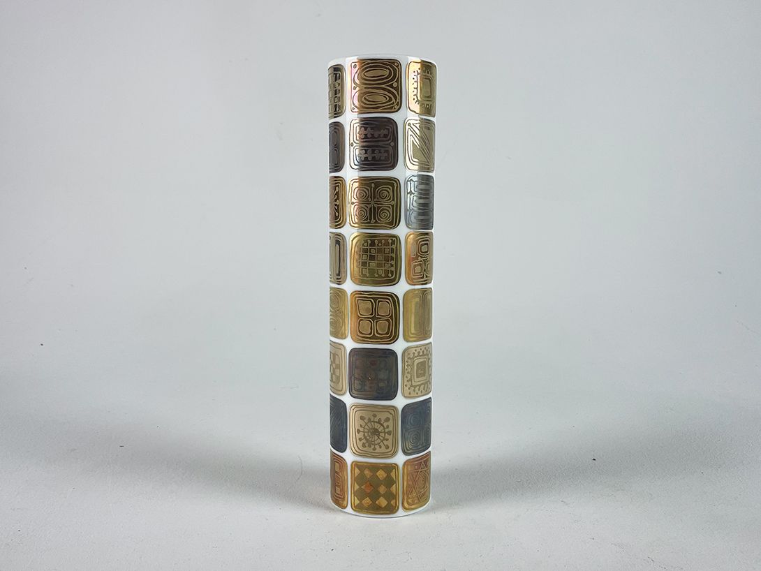 Foto Porcelain Vase with Geometric Pattern in Different Shades of Gold h30