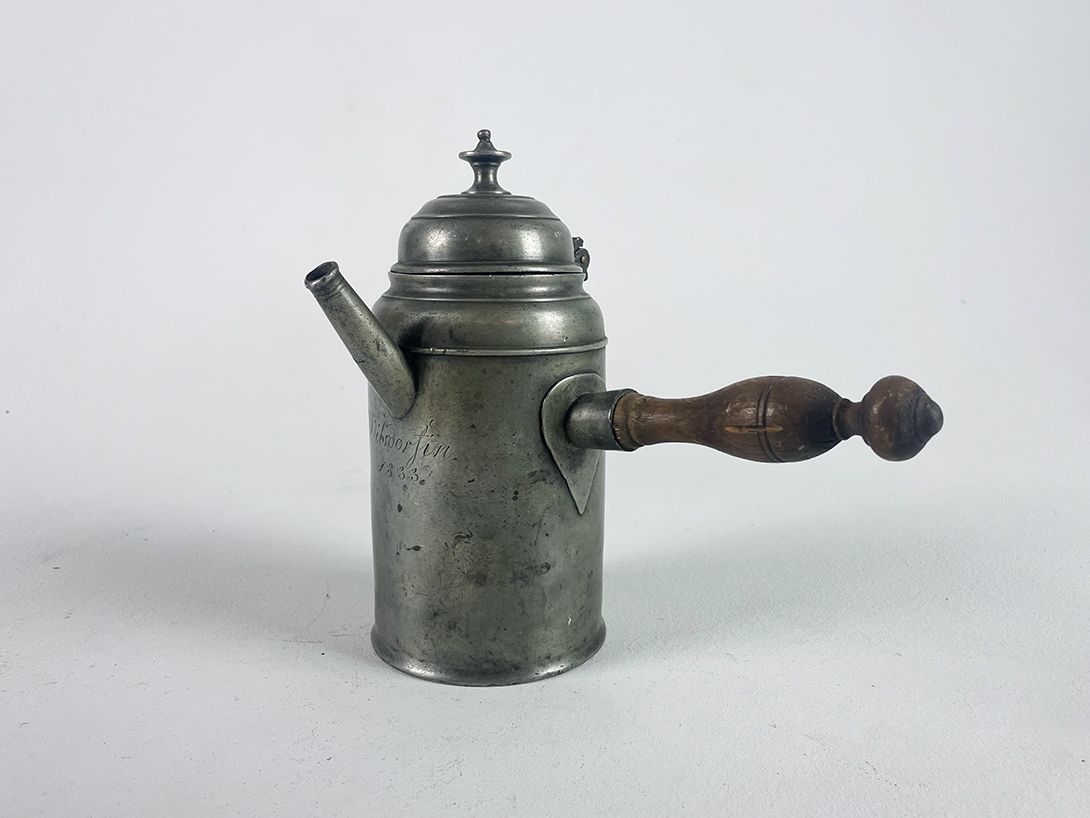 Foto Antique Pewter Chocolate Pot with Wooden Handle h22
