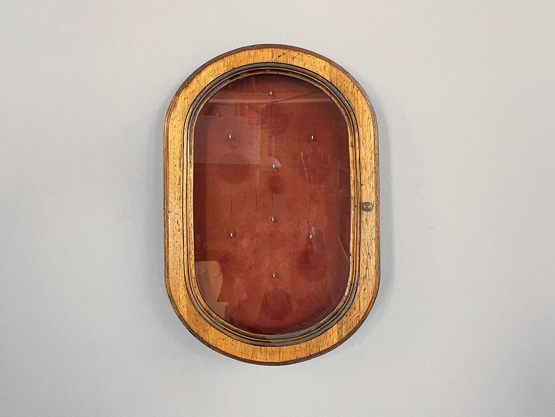 Foto Small Wooden Showcase with Red Inlay h45